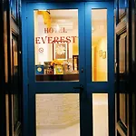 Everest Hotel 2*