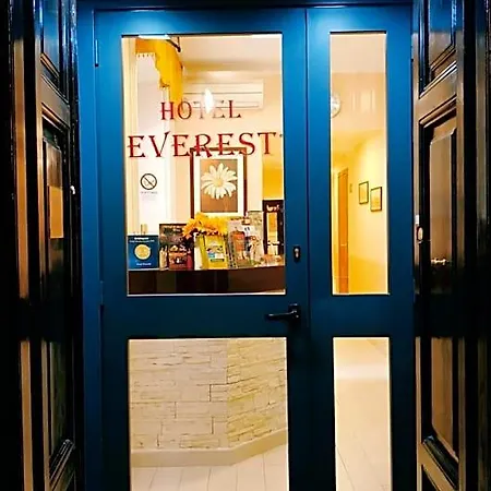 Everest מלון 2*