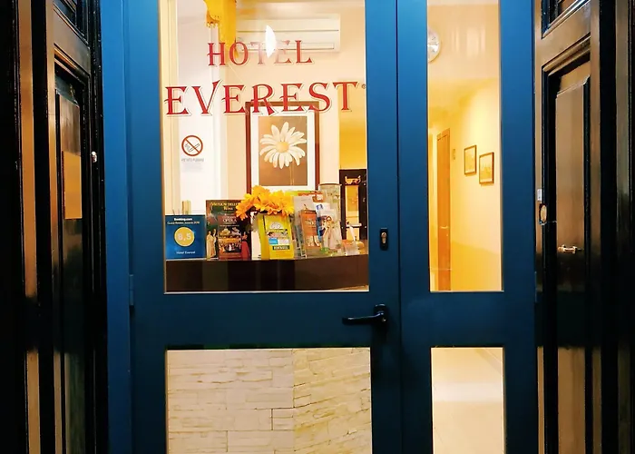 Everest Hotel 2*