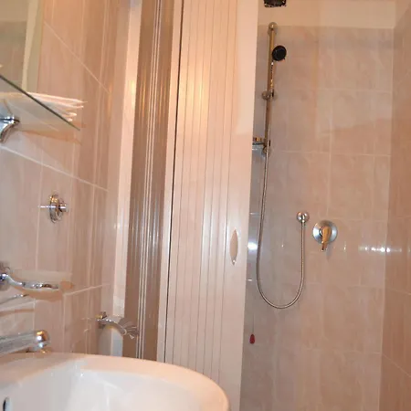 Hotell Everest 2*